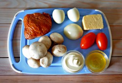 название картинки Салат жареные грибы с яйцом и курицей