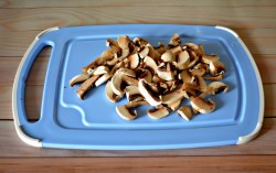 название картинки Салат жареные грибы с яйцом и курицей