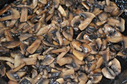 название картинки Салат жареные грибы с яйцом и курицей