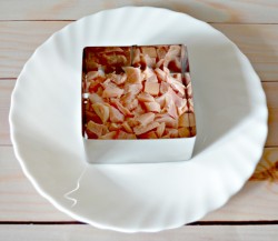 название картинки Салат жареные грибы с яйцом и курицей