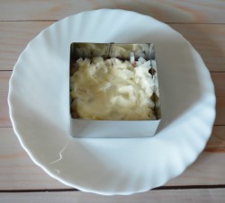 название картинки Салат жареные грибы с яйцом и курицей