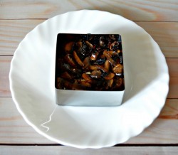 название картинки Салат жареные грибы с яйцом и курицей