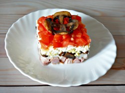 название картинки Салат жареные грибы с яйцом и курицей