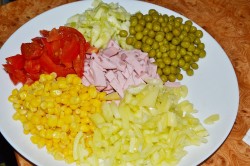 Салат Любимый с колбасой и овощами - шаг 12