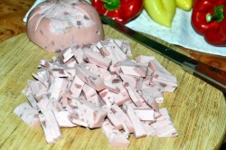 Салат Любимый с колбасой и овощами - шаг 2