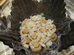 салат грибное лукошко с шампиньонами и солеными огурцами