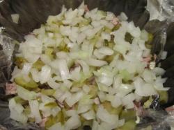 салат грибное лукошко с шампиньонами и солеными огурцами