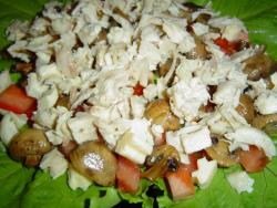 название картинки Салат Майский с грибами, курицей и помидорами