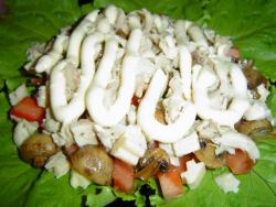 название картинки Салат Майский с грибами, курицей и помидорами