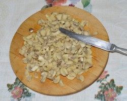 название картинки Салат: маринованные шампиньоны, курица