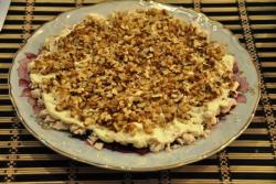 Салат из свеклы с чесноком и сыром Монгольская горка