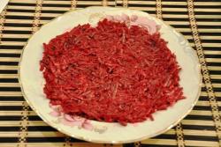 Салат из свеклы с чесноком и сыром Монгольская горка