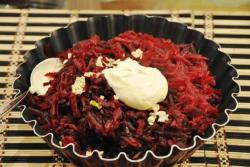 Салат из свеклы с чесноком и сыром Монгольская горка