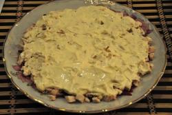 Салат из свеклы с чесноком и сыром Монгольская горка