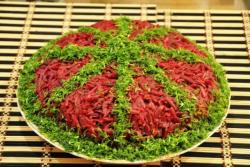 Салат из свеклы с чесноком и сыром Монгольская горка