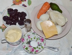 название картинки Салат курица, морковь с черносливом