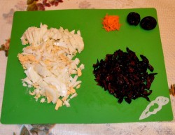 название картинки Салат курица, морковь с черносливом