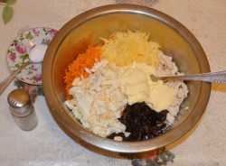 название картинки Салат курица, морковь с черносливом