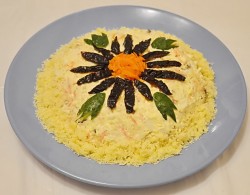 название картинки Салат курица, морковь с черносливом