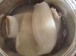 название картинки Салат Морской с кальмарами и зеленым горошком