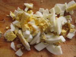 название картинки Салат Морской с кальмарами и зеленым горошком