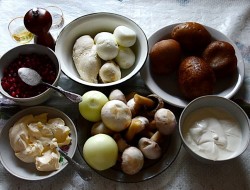 Салат Мужские слёзы с маринованным луком, курицей, гранатом, грибами