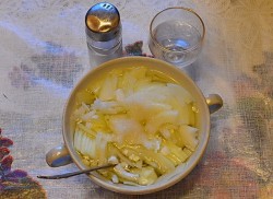 Салат Мужские слёзы с маринованным луком, курицей, гранатом, грибами