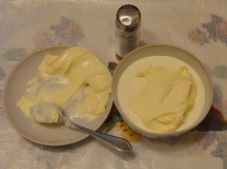 Салат Мужские слёзы с маринованным луком, курицей, гранатом, грибами