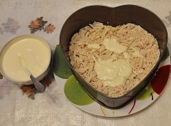 Салат Мужские слёзы с маринованным луком, курицей, гранатом, грибами