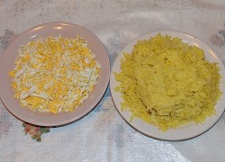 Салат Мужские слёзы с маринованным луком, курицей, гранатом, грибами