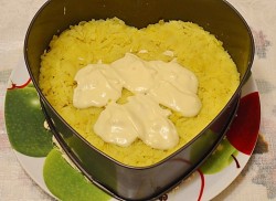 Салат Мужские слёзы с маринованным луком, курицей, гранатом, грибами