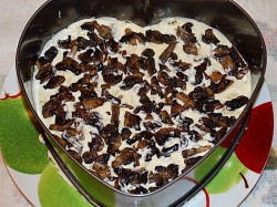 Салат Мужские слёзы с маринованным луком, курицей, гранатом, грибами