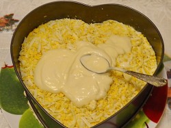 Салат Мужские слёзы с маринованным луком, курицей, гранатом, грибами