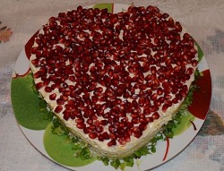 Салат Мужские слёзы с маринованным луком, курицей, гранатом, грибами