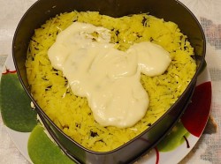 Салат Мужские слёзы с маринованным луком, курицей, гранатом, грибами