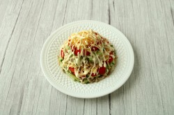 название картинки Салат Муравейник с курицей и картофельной соломкой