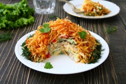 название картинки Салат Муравейник с курицей и картофельной соломкой