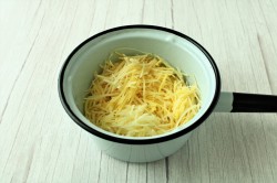 название картинки Салат Муравейник с курицей и картофельной соломкой