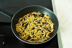 название картинки Салат Муравейник с курицей и картофельной соломкой