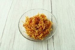 название картинки Салат Муравейник с курицей и картофельной соломкой