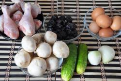 название картинки Салат курица с черносливом слоями