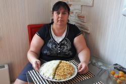 название картинки Салат курица с черносливом слоями