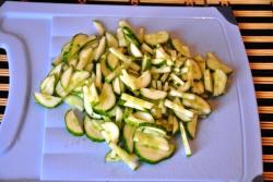 название картинки Салат курица с черносливом слоями