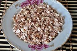 название картинки Салат курица с черносливом слоями