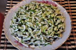 название картинки Салат курица с черносливом слоями