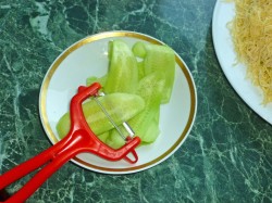 Салат Нежность с огурцами и курицей