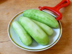 Салат Нежность с огурцами и курицей