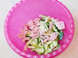 название картинки Салат Нежность с ветчиной и огурцом