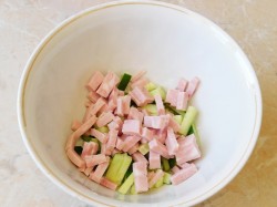 название картинки Салат Нежный с сыром и ветчиной