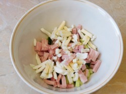 название картинки Салат Нежный с сыром и ветчиной